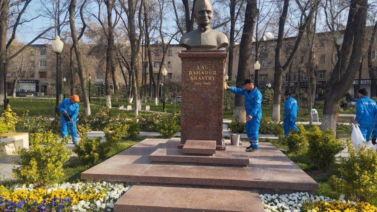 Туман ободонлаштириш ходимлари томонидан ҳудудлардаги йўллар ва ариқлар чиқиндилардан тозаланиб, тартибга келтирилмоқда.