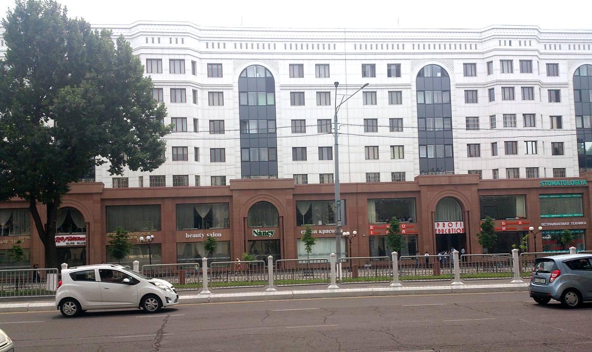 Навоий кўчасидаги савдо мажмуаси ўрнидаги уйлар